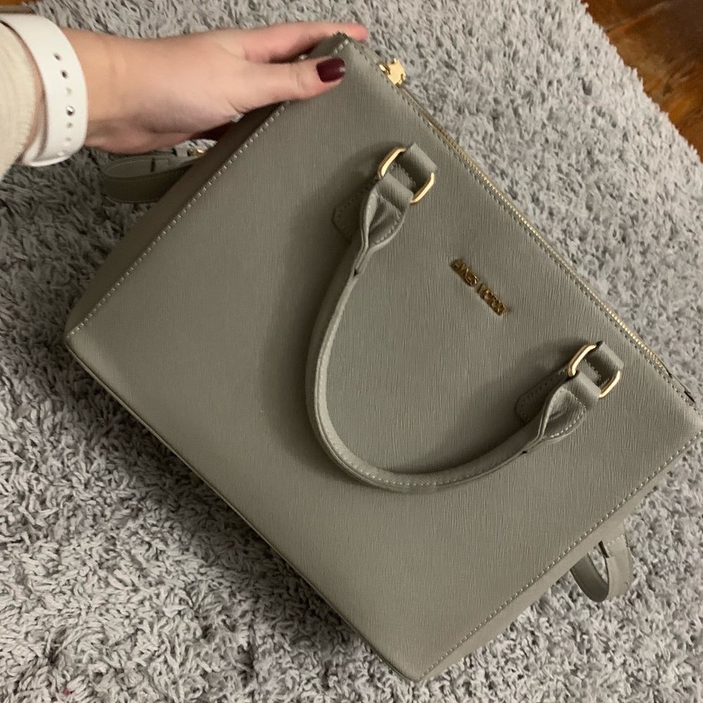 Hynes Victory grey purse